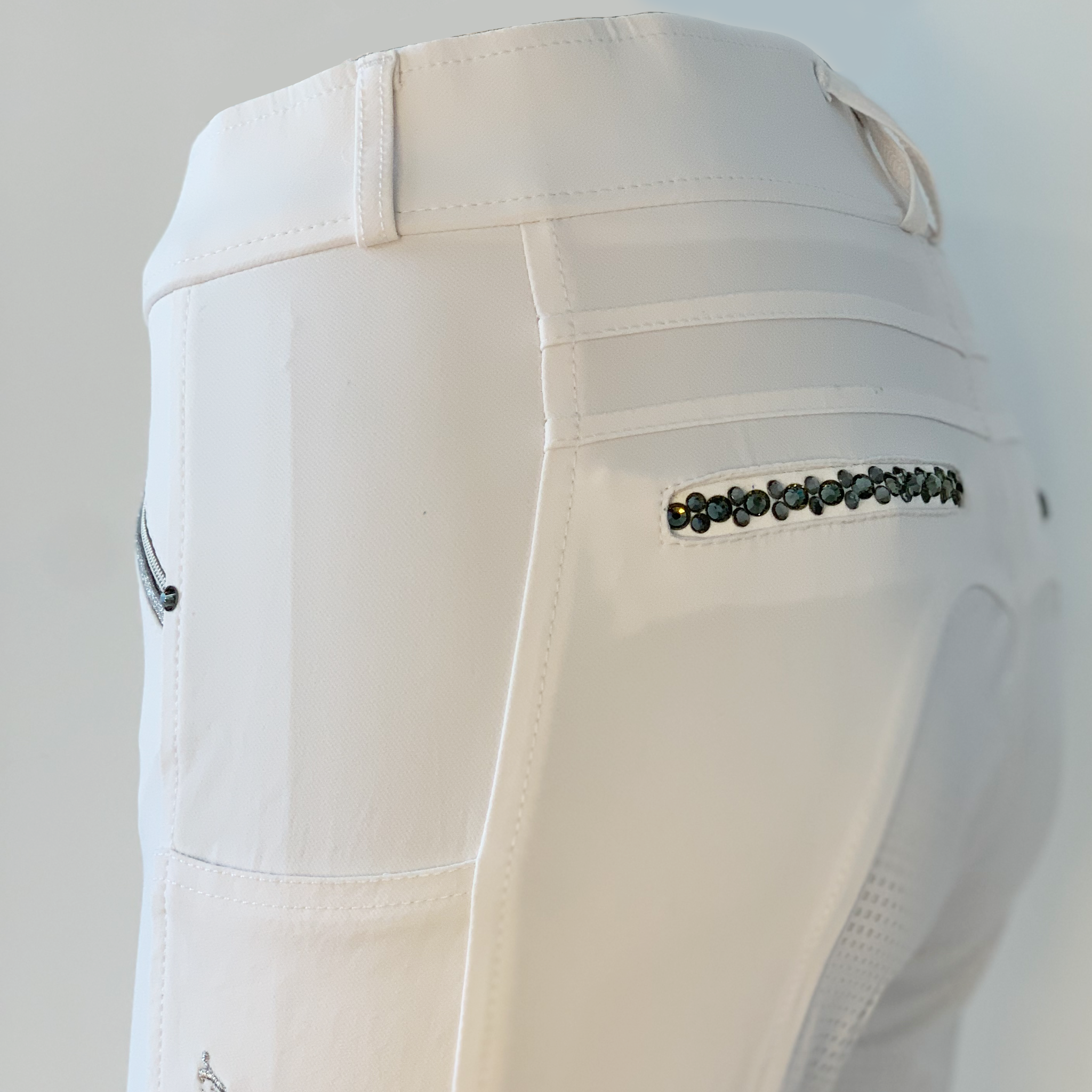 Highwaist-Reithose Tiffy von SPRINGSTAR 2048 in White mit zwei Handytaschen und Kristall-Applikationen detail