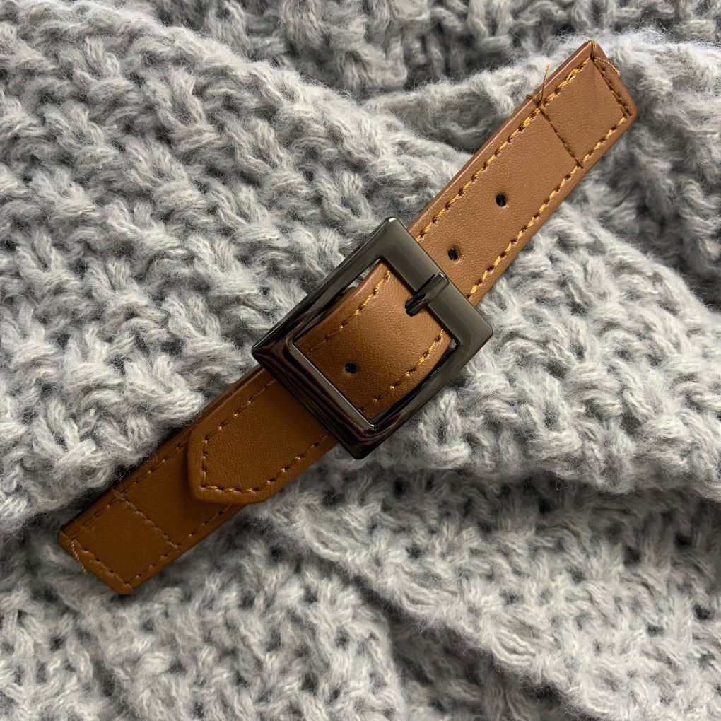 Strischal mit brauner Kunstleder Schnalle hellgrau Poncho Dreieckstuch Winterschal Wollschal