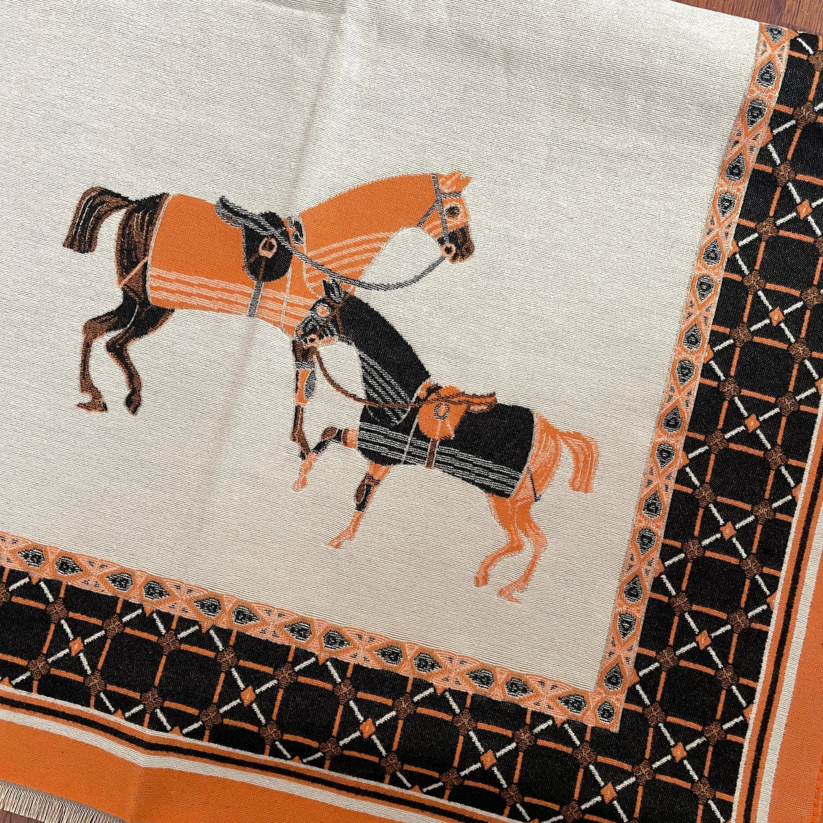 Eleganter Wollschal mit eingewebten Pferdemotiv Springstar Beige Braun Orange