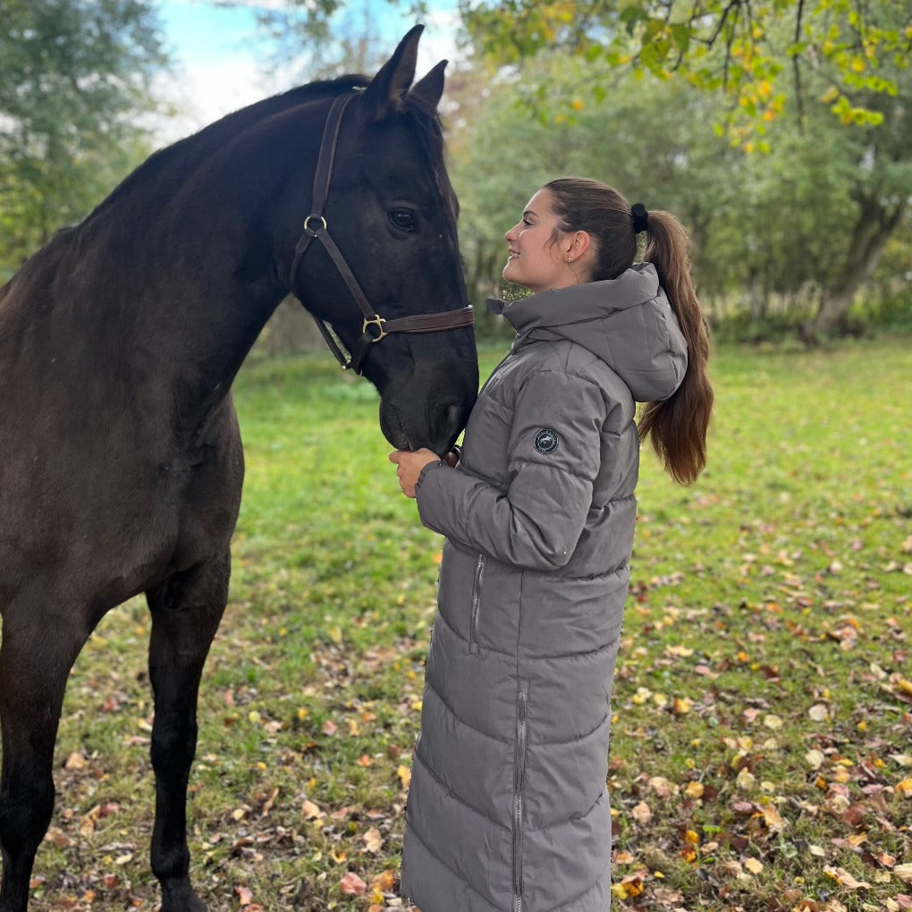 Langer Steppantel spooks mit Kapuze grün Pferd Lederhalfter braun