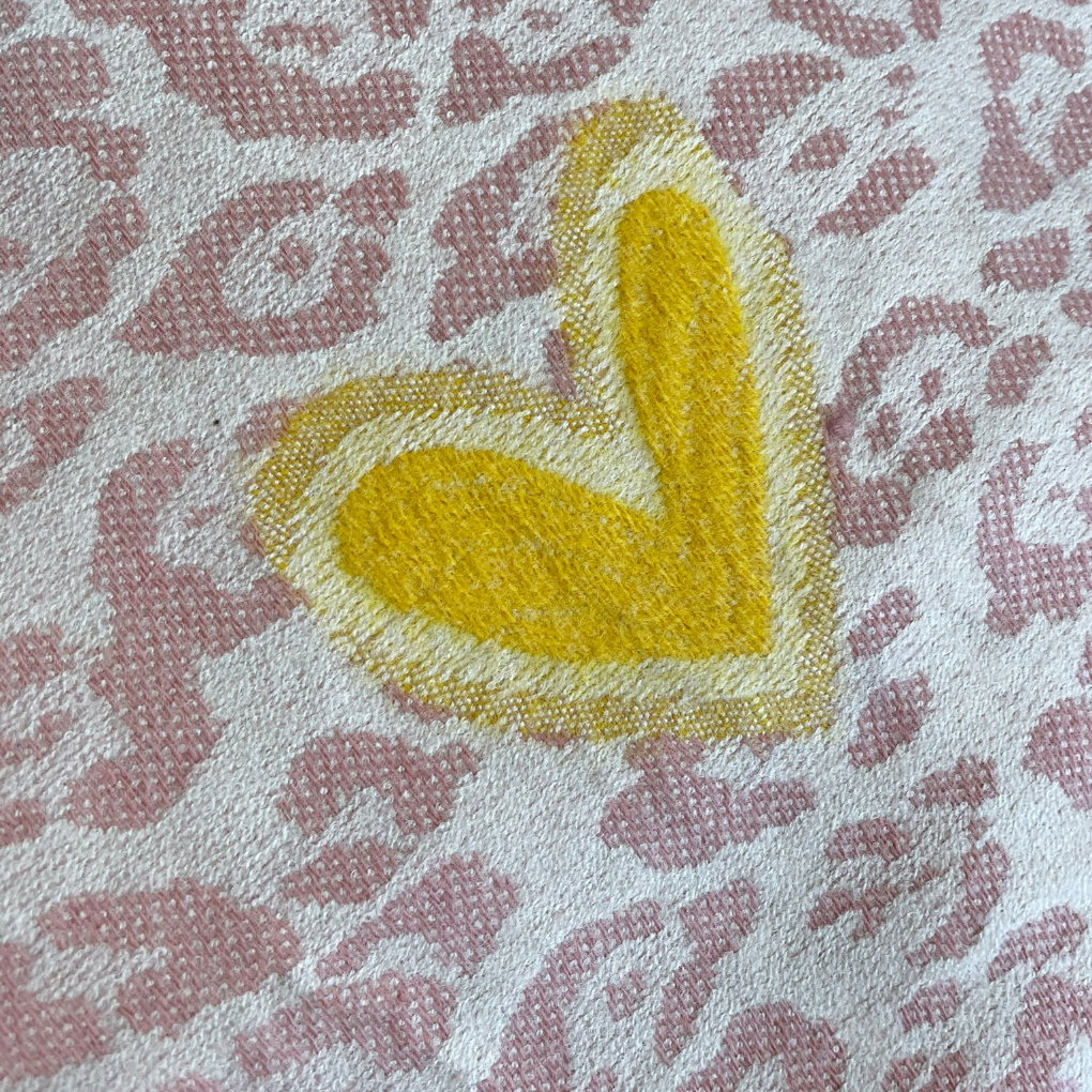 leoschal leo schal pink beige orange gelb türkis mit herzen herzmotiv fransen rosa