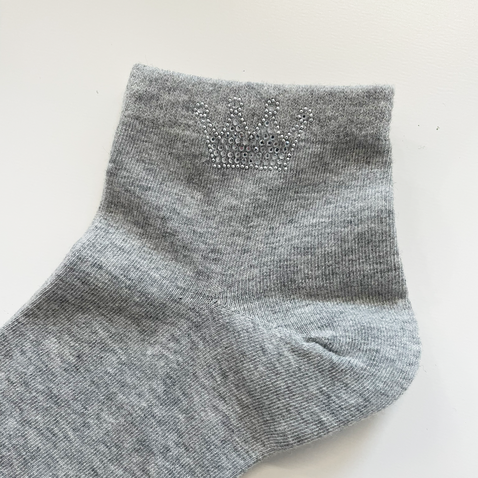 Kurze Damen Socken mit Glitzer Krone grau