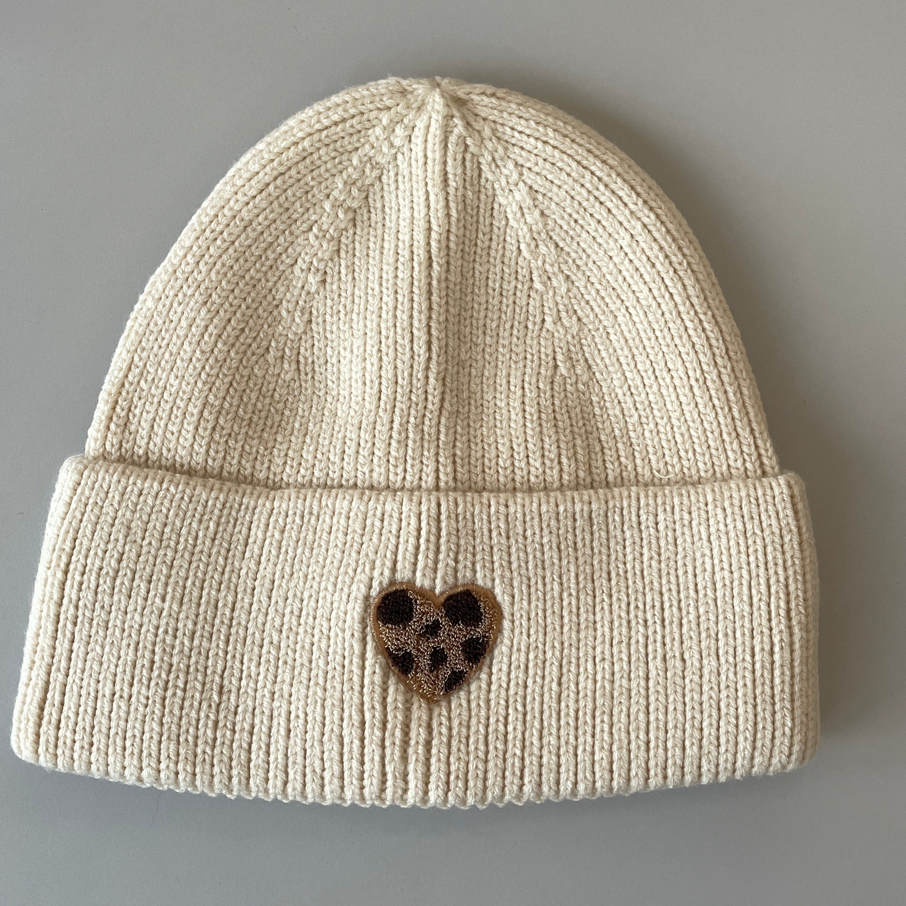 springstar strickmütze damen beanie mit herz mütze mit patch im leo look herzmotiv leo herz patch reitsport und freizeit beanie warme mütze verschiedene farben kuscheliger beanie mit aufnäher creme weiß