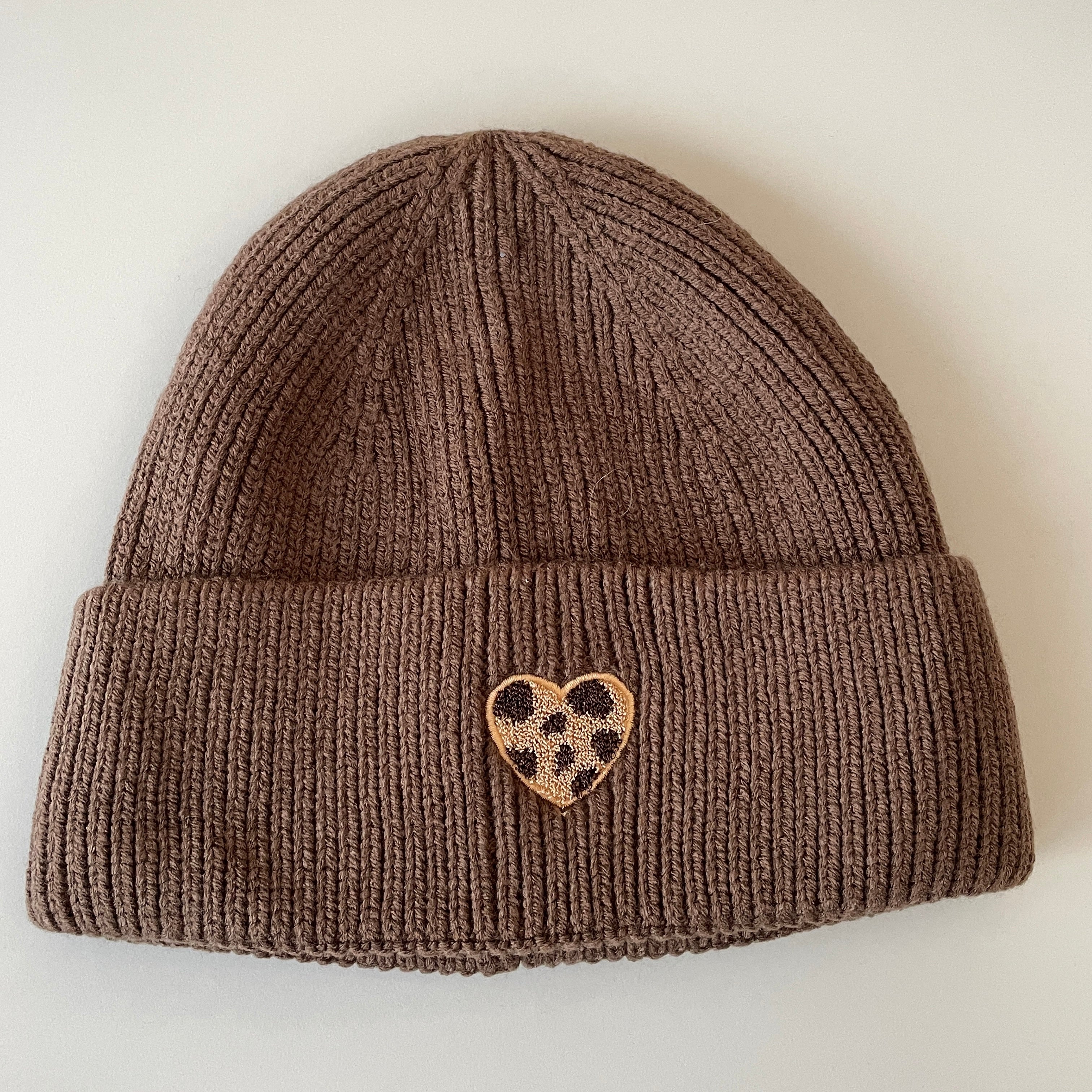 springstar strickmütze damen beanie mit herz mütze mit patch im leo look herzmotiv leo herz patch reitsport und freizeit beanie warme mütze verschiedene farben kuscheliger beanie mit aufnäher braun