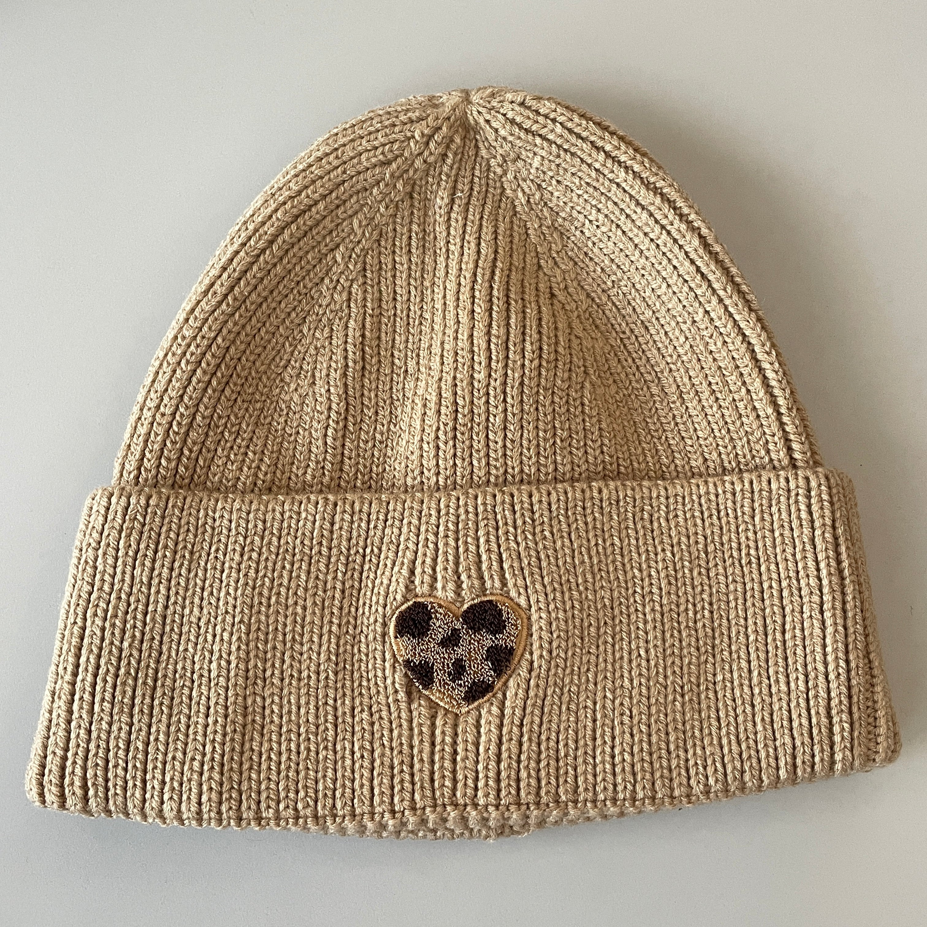springstar strickmütze damen beanie mit herz mütze mit patch im leo look herzmotiv leo herz patch reitsport und freizeit beanie warme mütze verschiedene farben kuscheliger beanie mit aufnäher beige