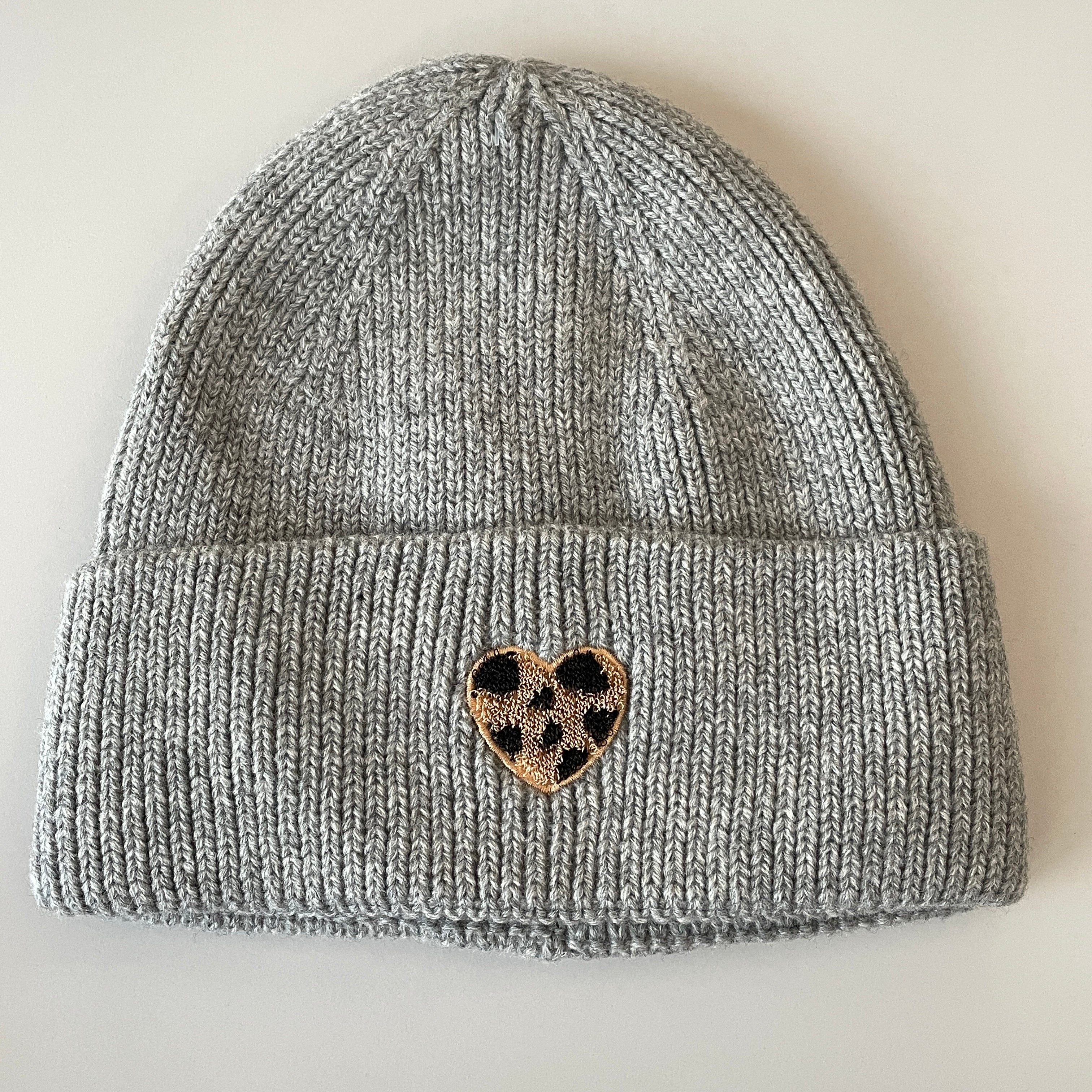 springstar strickmütze damen beanie mit herz mütze mit patch im leo look herzmotiv leo herz patch reitsport und freizeit beanie warme mütze verschiedene farben kuscheliger beanie mit aufnäher grau
