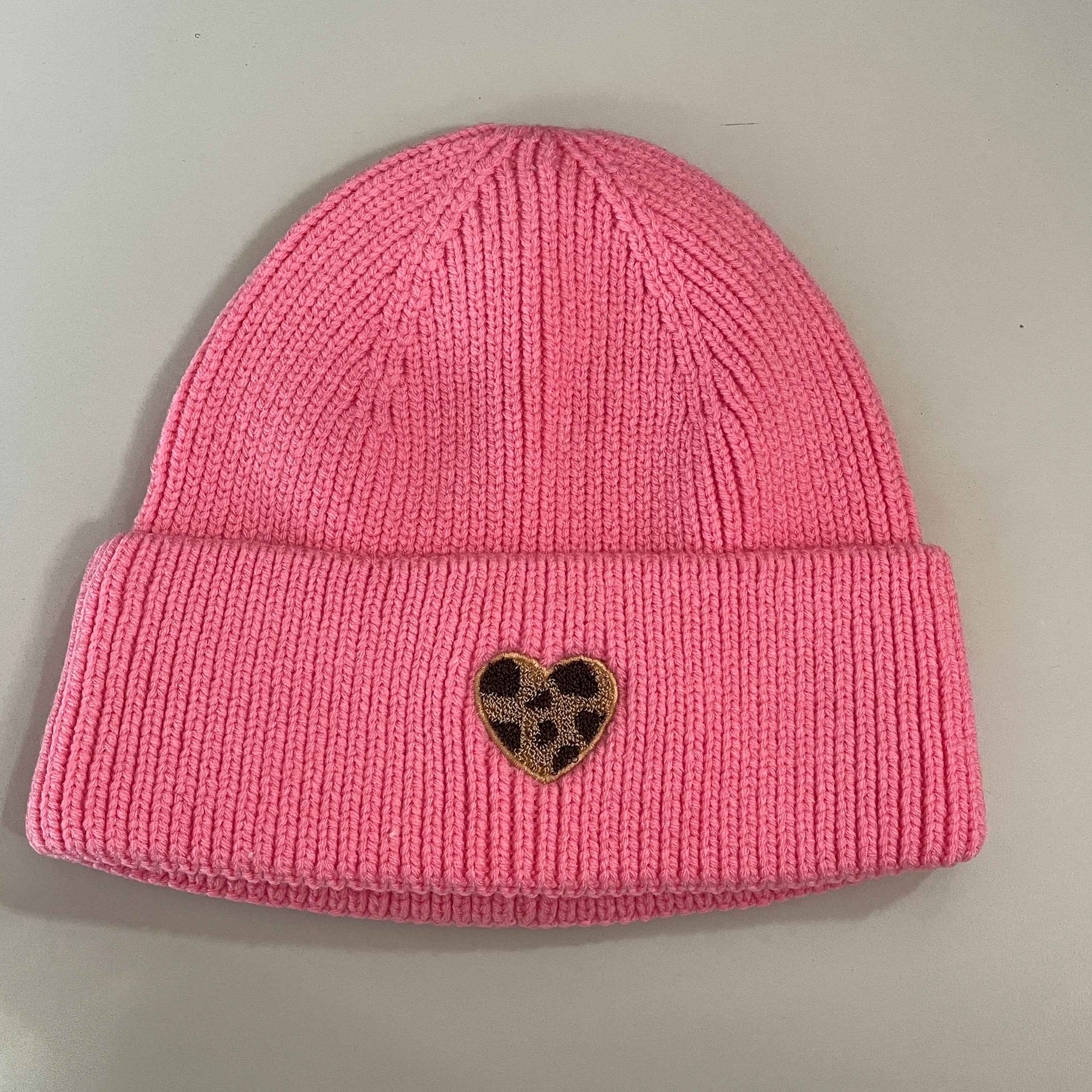 springstar strickmütze damen beanie mit herz mütze mit patch im leo look herzmotiv leo herz patch reitsport und freizeit beanie warme mütze verschiedene farben kuscheliger beanie mit aufnäher pink neon