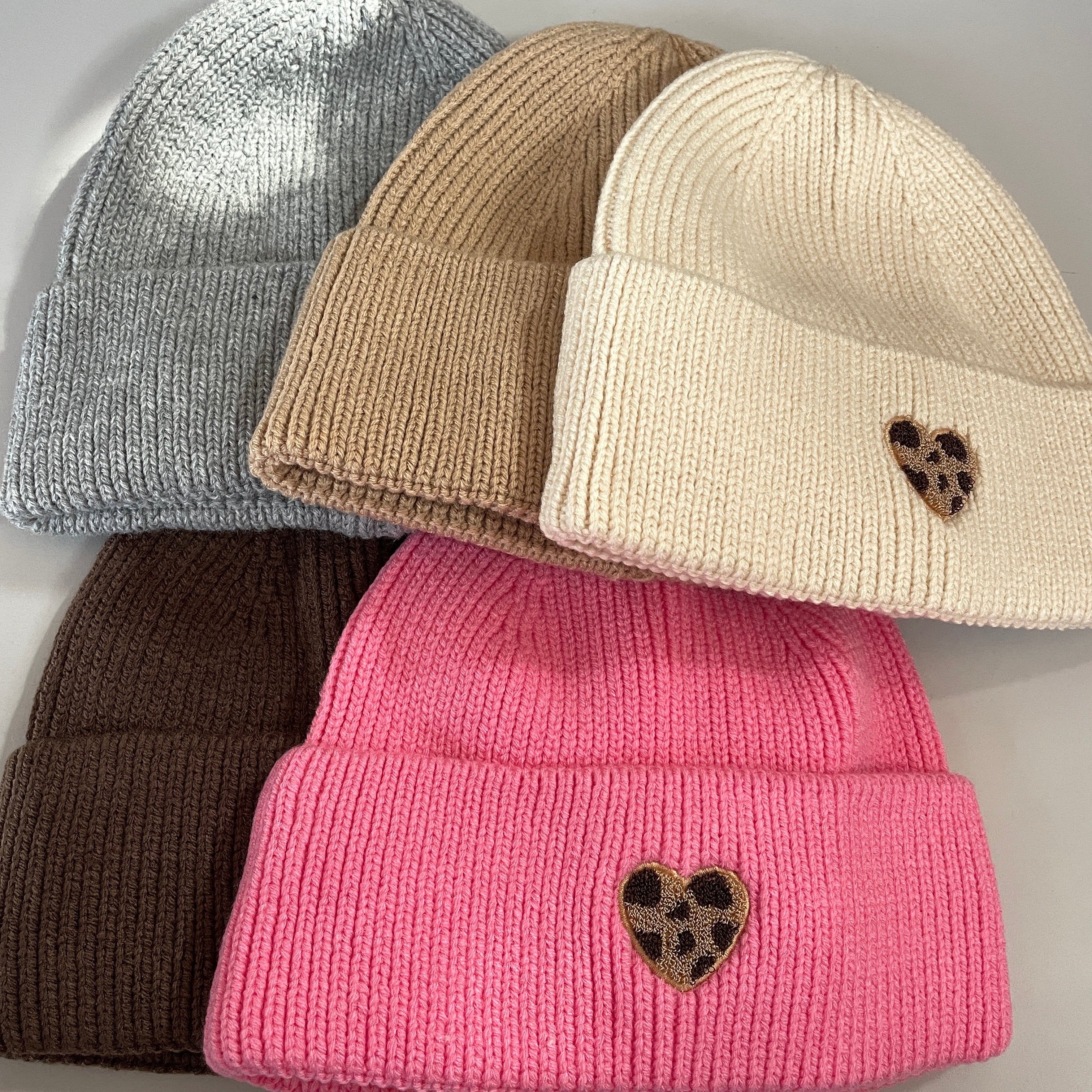 springstar strickmütze damen beanie mit herz mütze mit patch im leo look herzmotiv leo herz patch reitsport und freizeit beanie warme mütze verschiedene farben kuscheliger beanie mit aufnäher