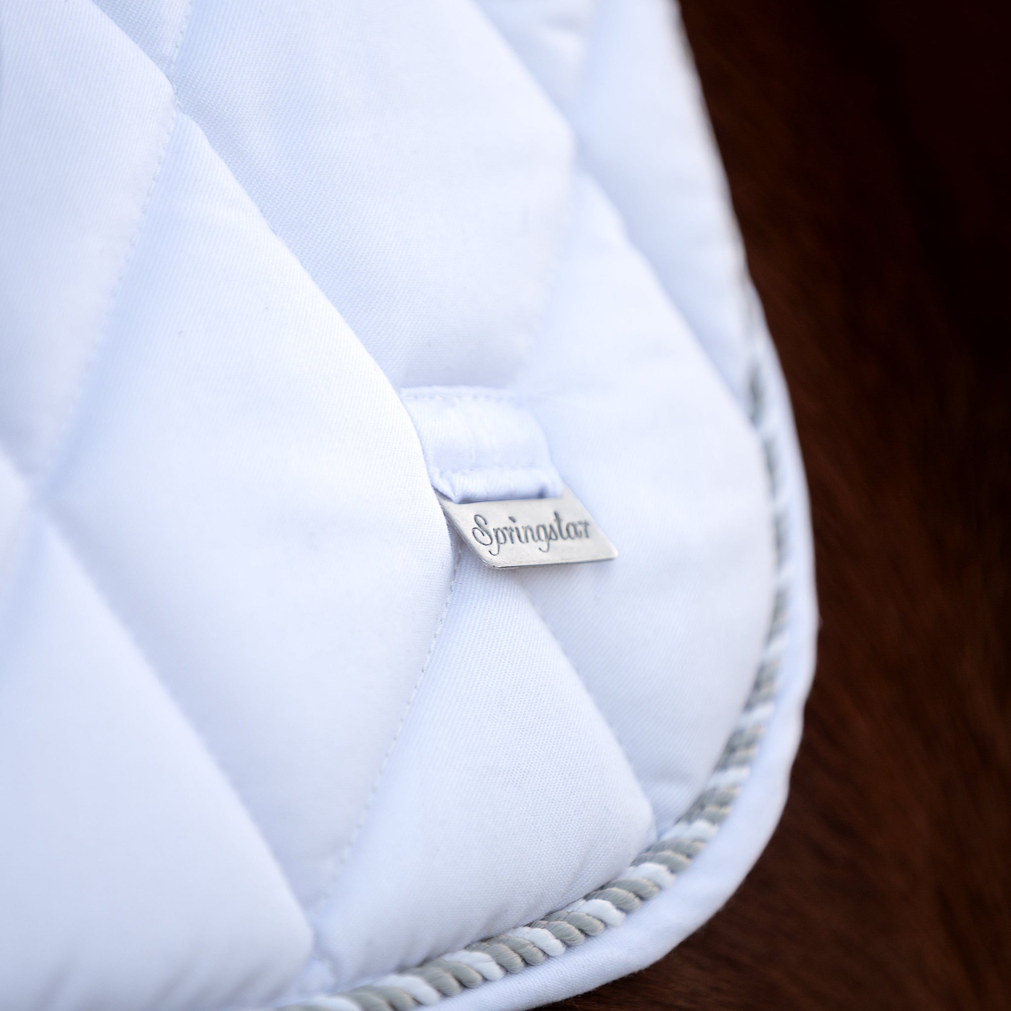 Classic Schabracke Pferd Dressur Springen Vielseitigkeit Eskadron Springstar weiß kariert turnierschabracke springschabracke prestige schabracke