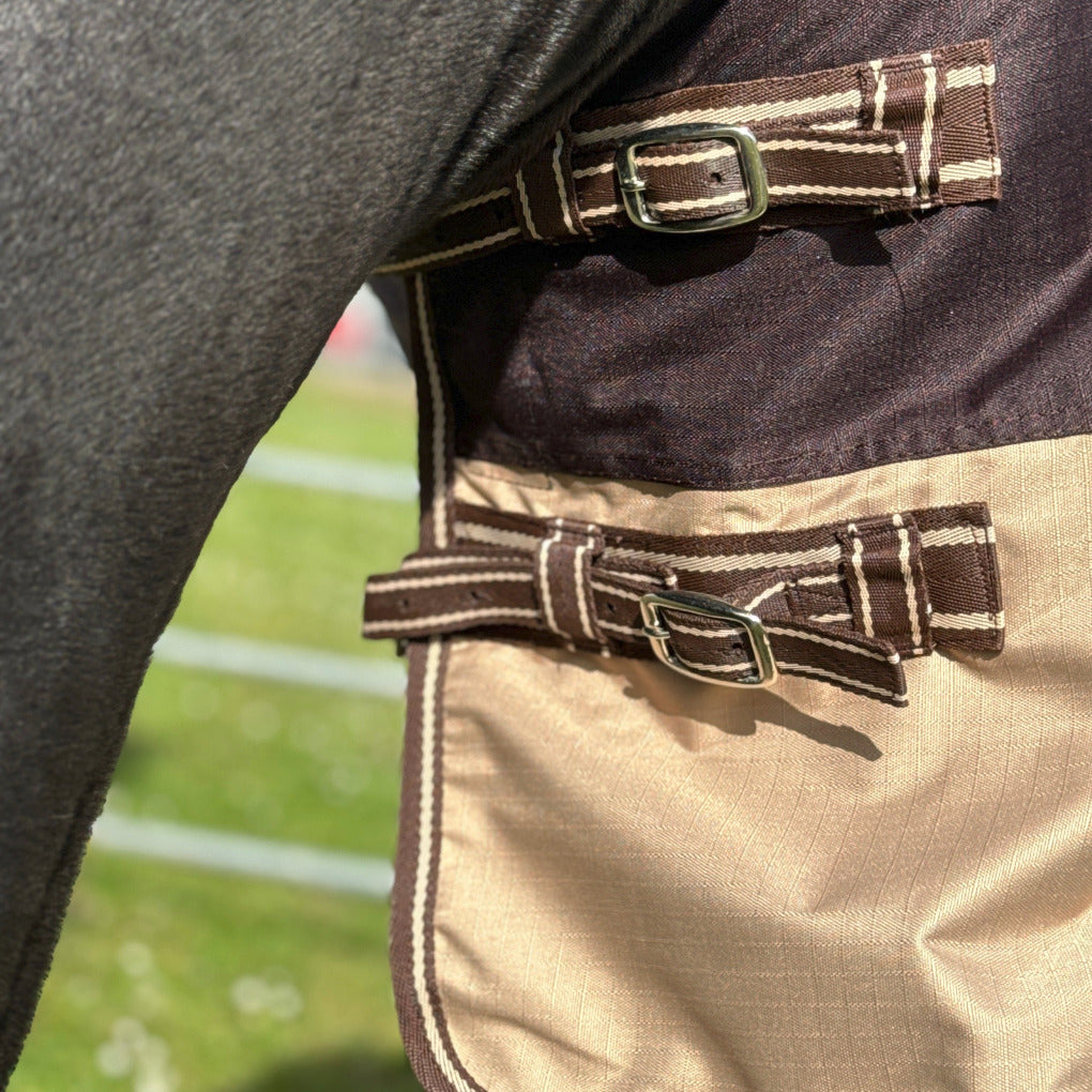 wind und regendecke pferd braun beige brustschnalle fleece springstar