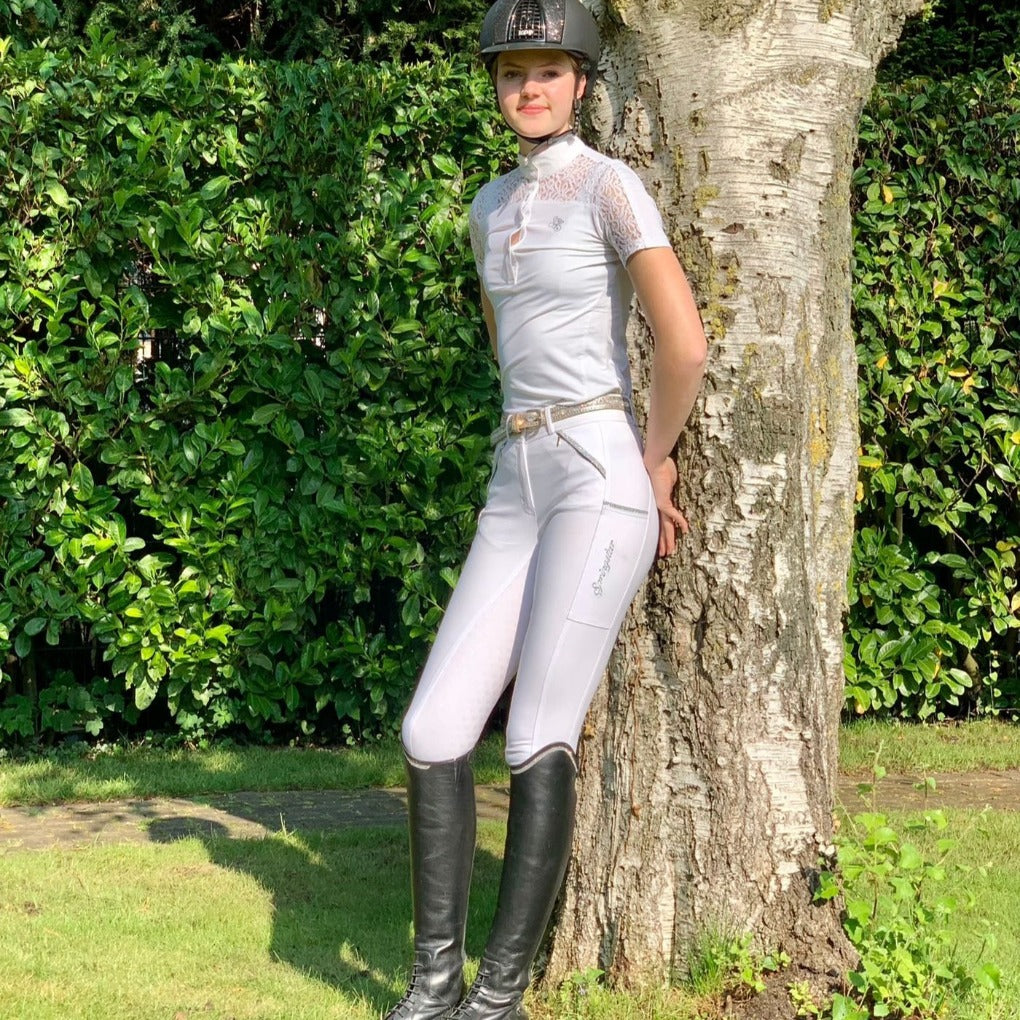 TurniershirtGlitzer-Amal-turnierhsirt-mit-glitzer-springstar-reithose-sommer-damen-reithose-sommereithose-reithosemithandytasche-weiss-turnieroutfit-springstar-guertel-sony