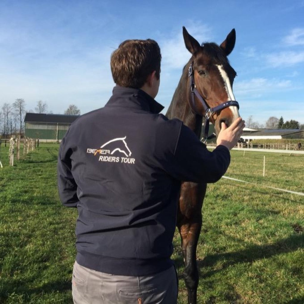 bemer-riders-tour-softshelljacke-blau-marine-wetterfst-trixi-halfter-blau-männerjacke-herrenjacke-outdoorjacke-pferdejacke