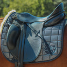 schabracke grau glitzer dressur square sps logo -2020-schabracke-bibi-rosa-schabracke-neu-pferde-pferd-pferdezubehör-fliegenhaube-passend-abgestimmt-spooks-neu-sps-dressur-springen springstar passier sattel