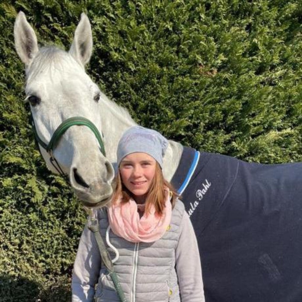 dünne mütze damen sport amina grau pferd strass glitzer rosa graue weste loop schal rosa lederhalfter grün abschwitzdecke mädchen