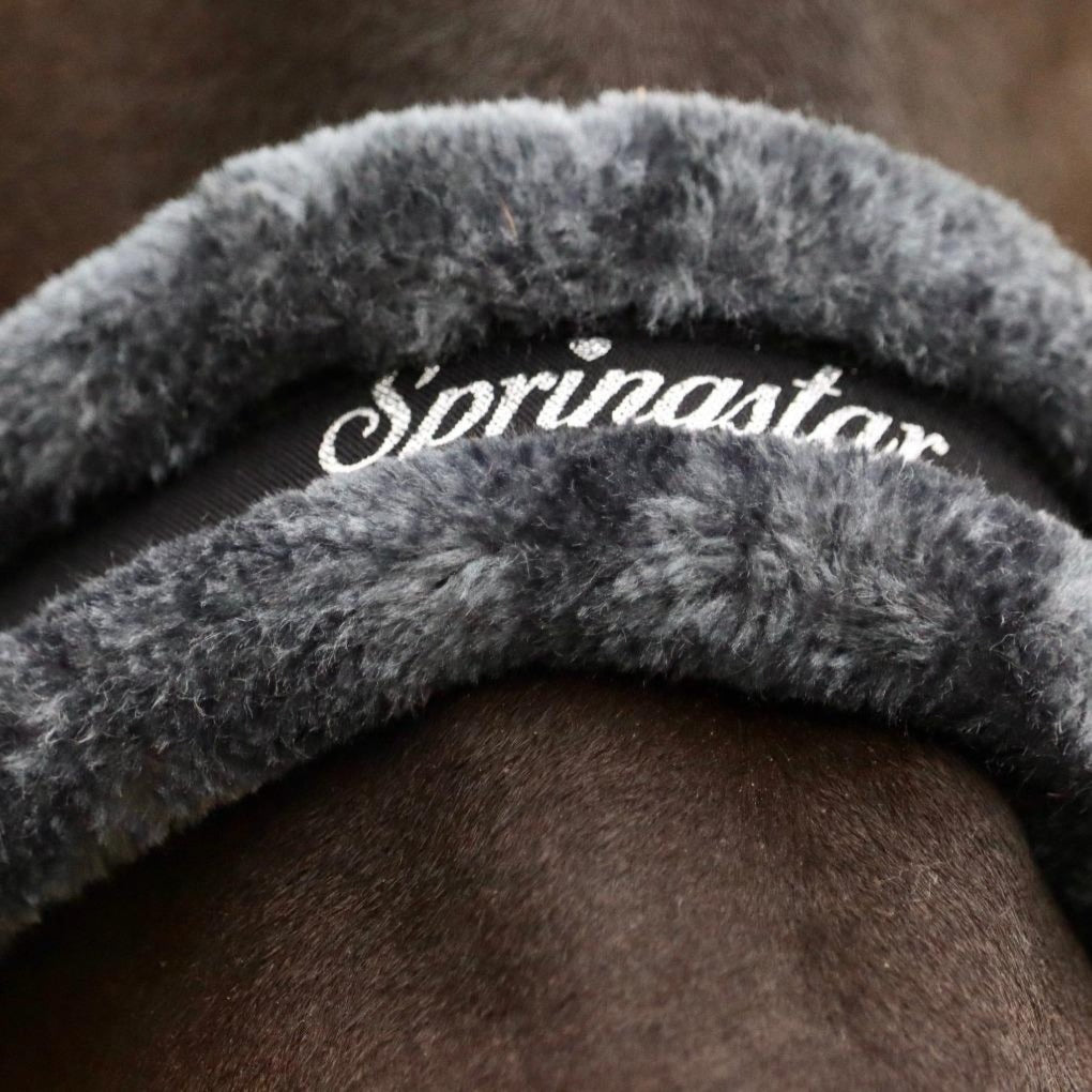 fellhalfter-lammfellhalfter-halfter-ella-black-ediation-springstar-kuscheligeshalfter-halftermitfell-friese-sps (1)