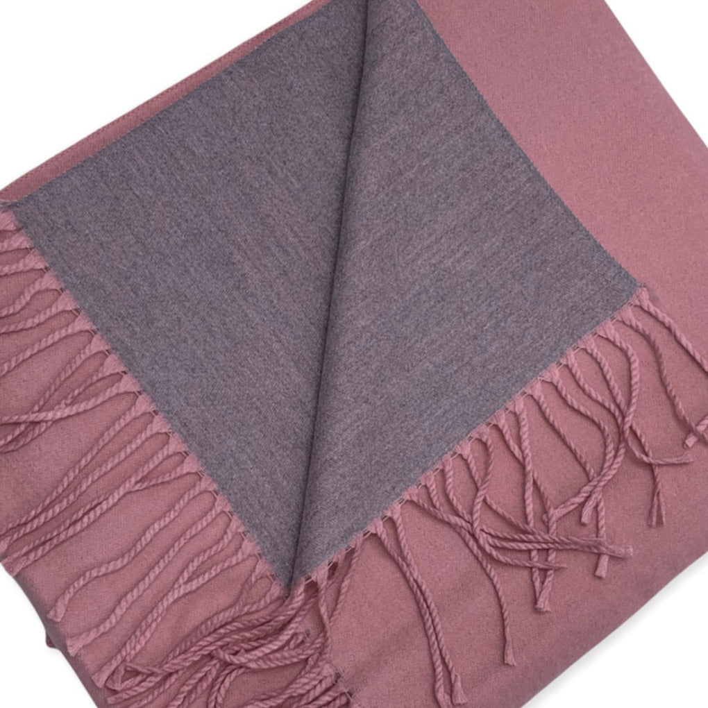 Fransenschal-grau-rosa-y-wenbar-drehschal-schal-kuschelig-warm-fransen-stall-pderdefans-stall-arbeiten-springstar