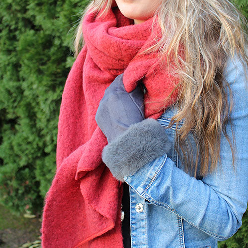 wildleder handschuhe amy grau winterschal rot jeansjacke grüne hecke