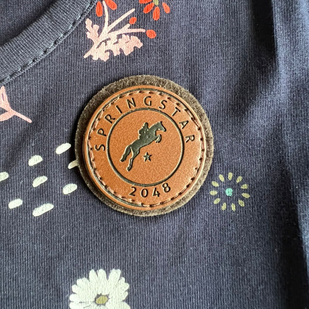 kinderkleid-june-mit-pferden-und-blumen-kordel-dark blue kleid kids blau pferdchen