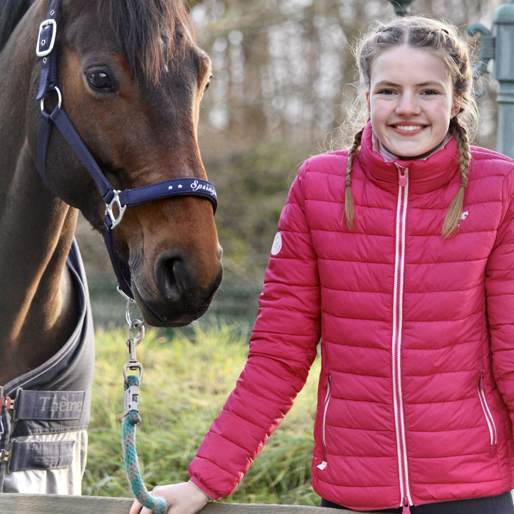 leichte-uebergangsjacke spooks -betti-pink-jacke-frühjahr-reitstall-bequemejacke-halftertrixi-halfter-blaueshalfter