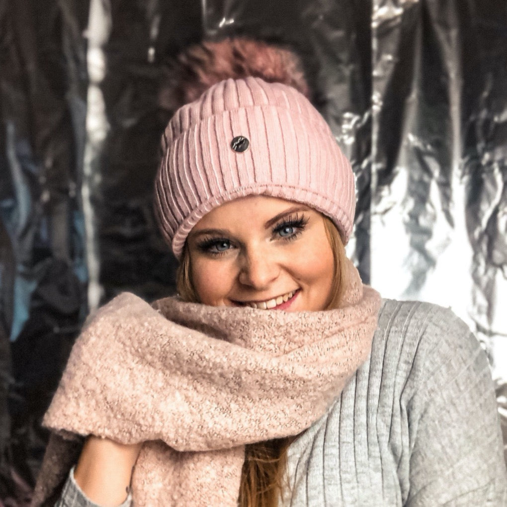 bommel mütze-marnie-rosa-fellbommel-fellbommelmütze-strickmütze-rosa-mütze-kunstfell-plüschmüze-wintermütze-springstar-spooks-loesdau-asos  Alternativen Text bearbeiten