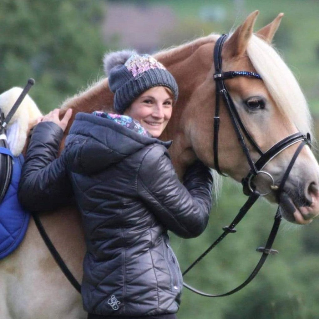 paillettenmütze shirin grau mit bommel kunstfell glitzer