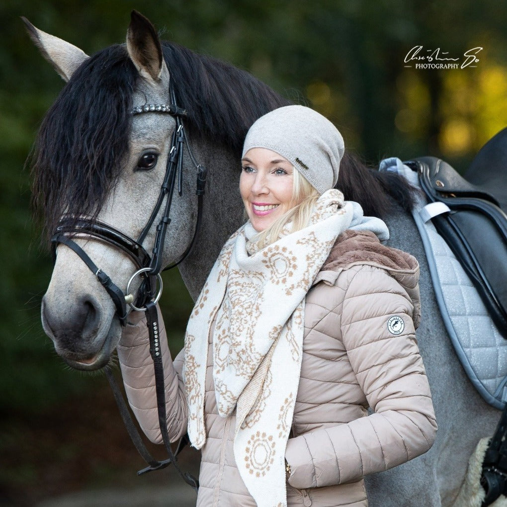 wolllschal paisley-schal-dreieckig-Springstar-mutze-mallein-beige-winterjacke-winterreitjacke-daria-teddyfleece-gefütterte-winterjacke