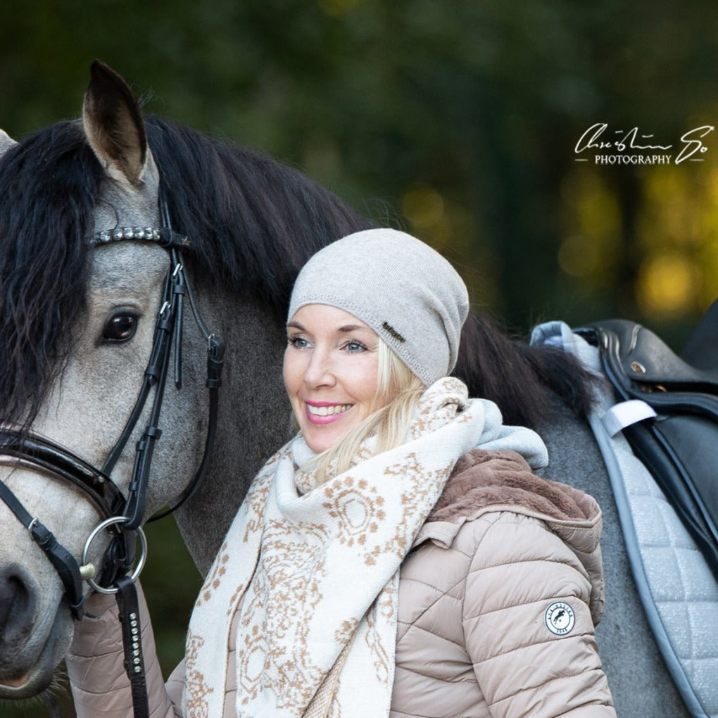 paisley-schal-dreieckig-Springstar-mutze-mallein-beige-winterjacke-winterreitjacke-daria-teddyfleece-gefütterte-winterjacke feinstrick