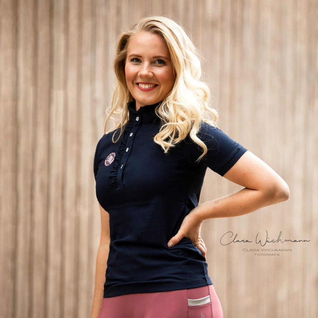 turnierbluse, funktionsreithsirt, exkluisve reitmode, exklusiv, pikeur, spooks, Turniershirt, Springstarshirt, Reitshirt, Reitbluse, Rosa Reitbluse, rüschen, rüschenreitbluse, rüschenshirt, t-shirt, pferde, reitmode, springstar, shirt rosa, shirt marine, glitzershirt, rüscgen, rüschenshirt