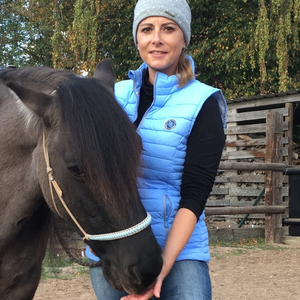 reiter daunenweste lea hellblau reitweste steppweste stirnband knotenhalfter highlandpony springstar spooks