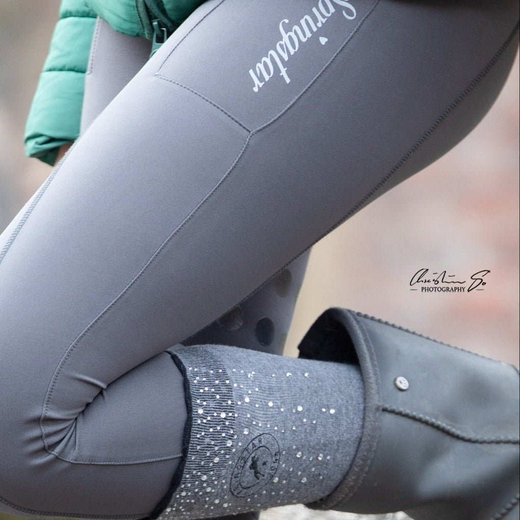 reitleggings-alia-fullgrip-fullgripreitleggings-springstarreitleggings-alia-glitzersocken-nori-reitsocken-detail-Springstar-reitleggings-alia-mit-handytasche-anthrazit-silver-rendfarbe-herbst-marsala-gold-winterjacke-winterreitjacke-daria-teddyfleece-gefütterte-winterjacke