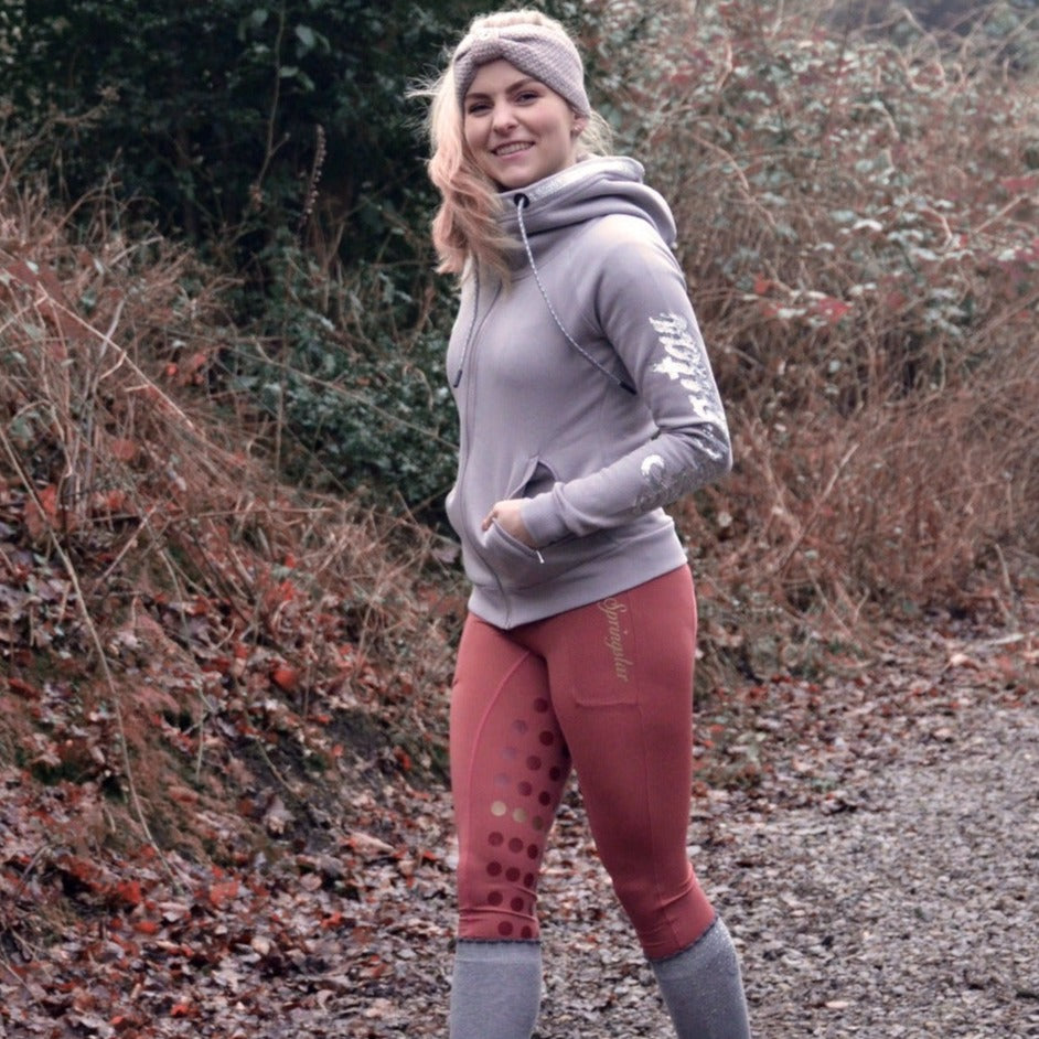 reitleggings-alia-fullgrip-fullgripreitleggings-springstarreitleggings-alia-glitzersocken-nori-reitsocken-detail-Springstar-reitleggings-alia-mit-handytasche-anthrazit-silver-rendfarbe-herbst-marsala-gold-winterjacke-winterreitjacke-daria-teddyfleece-gefütterte-winterjacke