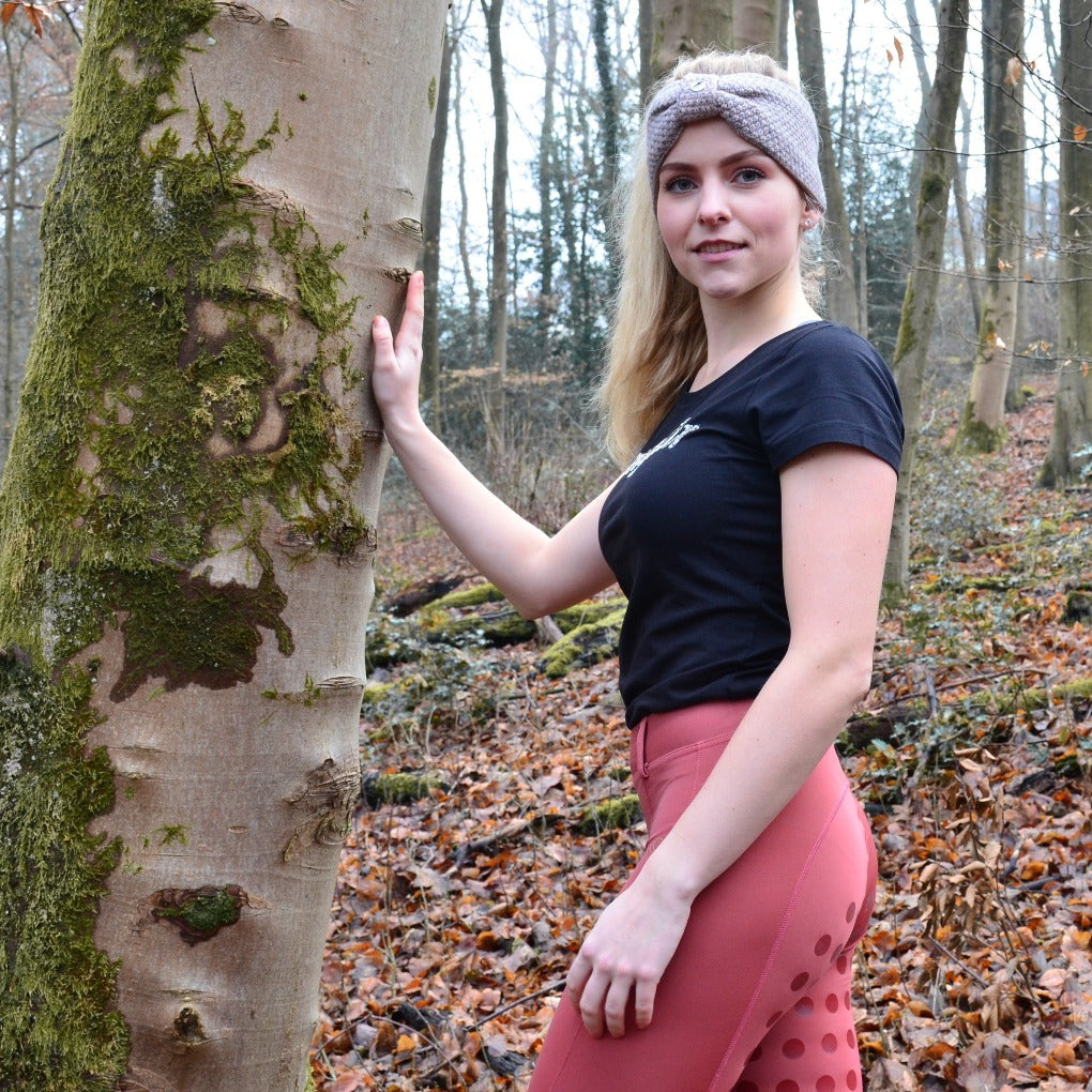 reitleggings-alia-fullgrip-fullgripreitleggings-springstarreitleggings-alia-glitzersocken-nori-reitsocken-detail-Springstar-reitleggings-alia-mit-handytasche-anthrazit-silver-rendfarbe-herbst-marsala-gold-winterjacke-winterreitjacke-daria-teddyfleece-gefütterte-winterjacke