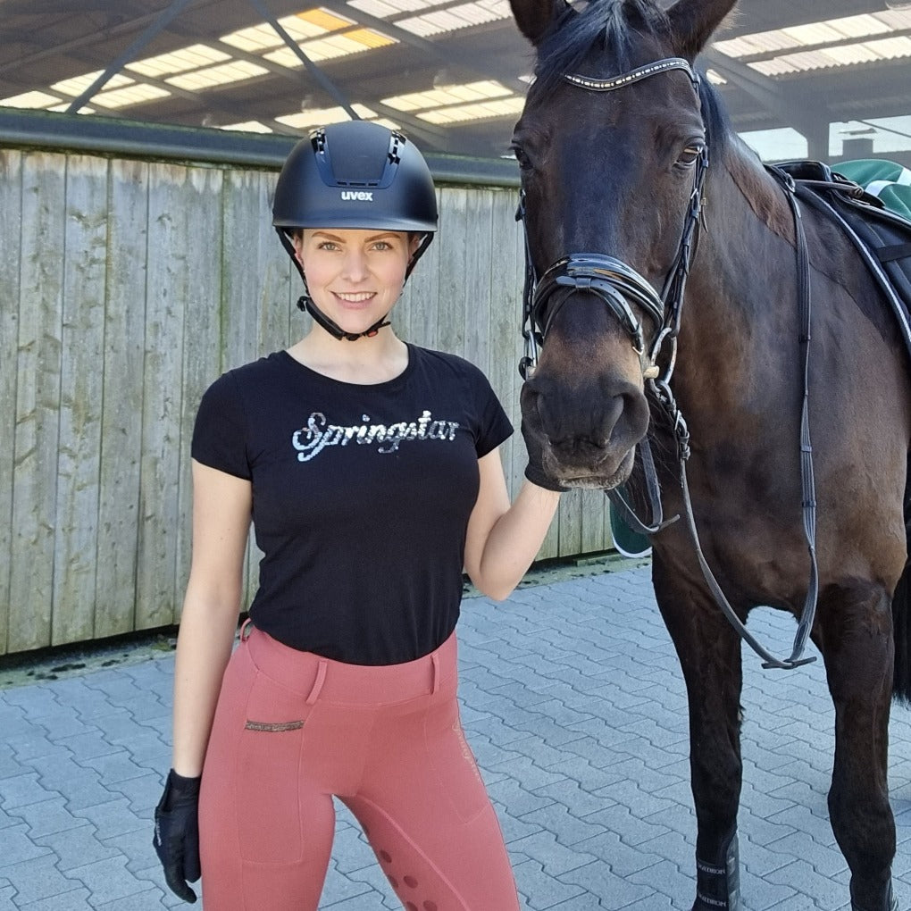 reitleggings-alia-fullgrip-fullgripreitleggings-springstarreitleggings-alia-glitzersocken-nori-reitsocken-detail-Springstar-reitleggings-alia-mit-handytasche-anthrazit-silver-trendfarbe-herbst-marsala-gold-reitshirt-tshirt-paieltten