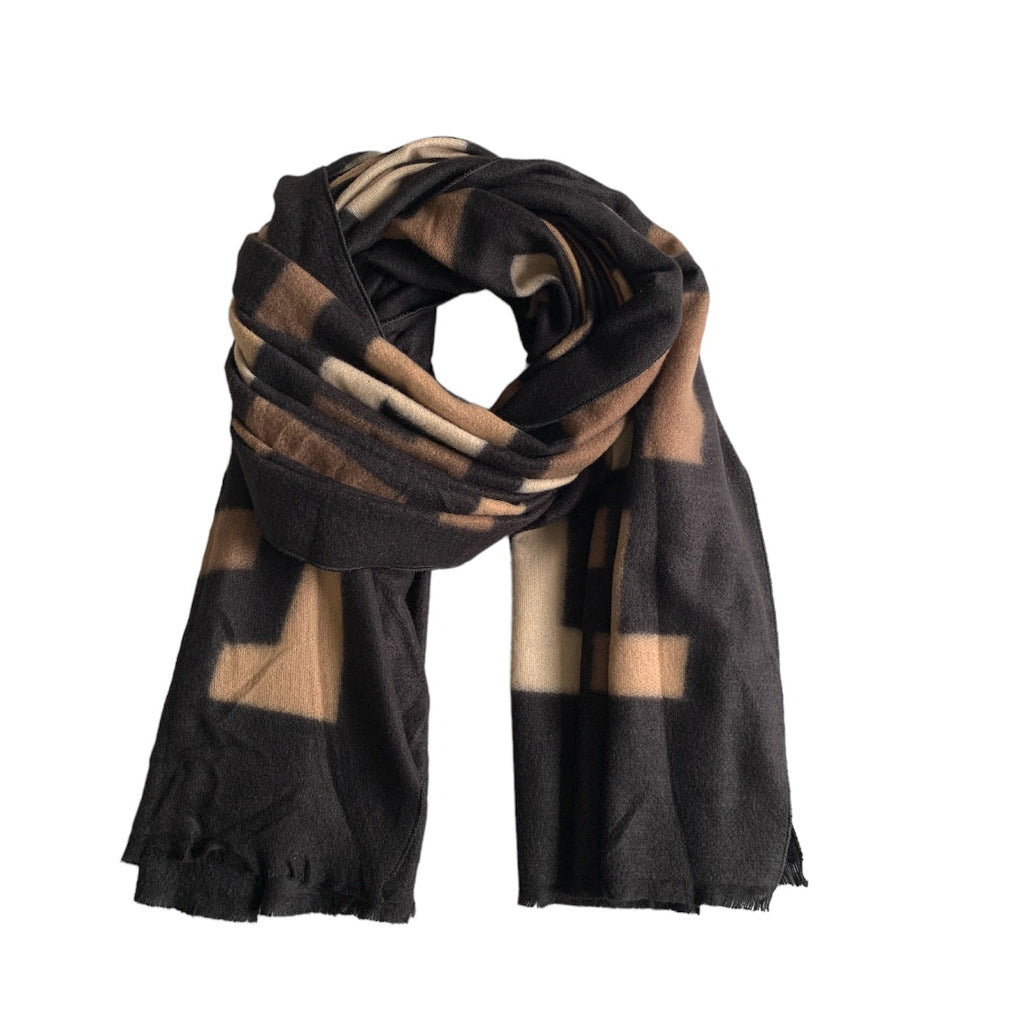 schal-dalia-schwarz-springstar-fransen-kurz-kuschelschal