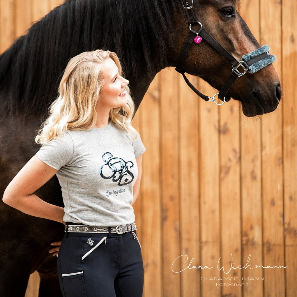 glitzer-shirt-nina-mit-pailletten-grau-sommer-reithose-herzstück-darkblue-halfter-mit-kunstfell-ella-black-deign Paillettenshirt spooks
