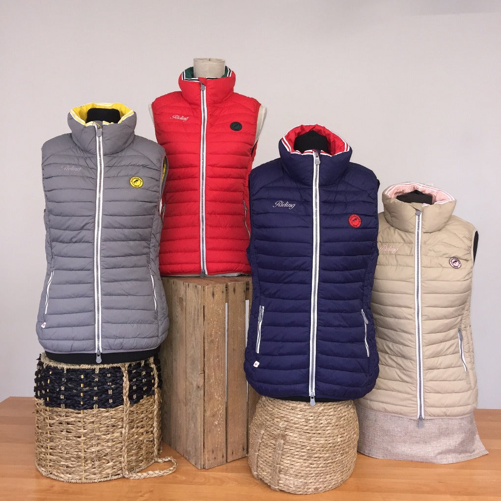 weste-rabea-grau-gelb-poloshirt-gina-gelb-steppweste-reiterweste-leichteweste-weste-reitstall-springstar-sps-spooks-weste-reitweste-loesdau-krämer-east-mayadelorez-modischeweste-trendweste-reiten