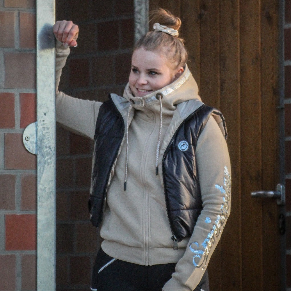 sweatjacke-jasmin-2.0kurze-weste-tina-blacl-beige-springstar-fashion-glitzer-gebissguertel-vlarissa-reithose-herzstueck