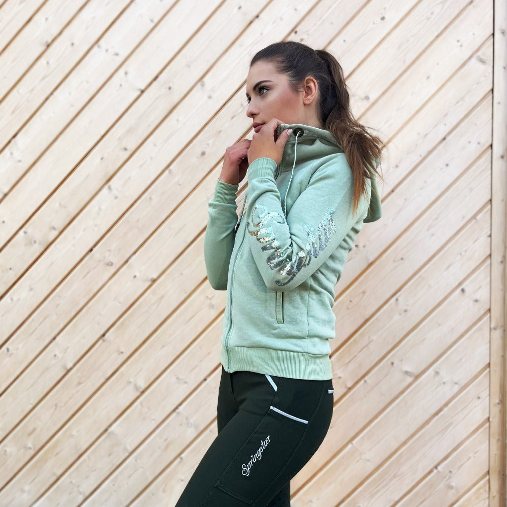 sweatjacke-mitglitzer-jasmin2.0-springstar-pailetten-sps-lightgreensommerreithose-herzstück-glitzerreitsocken-nori spooks
