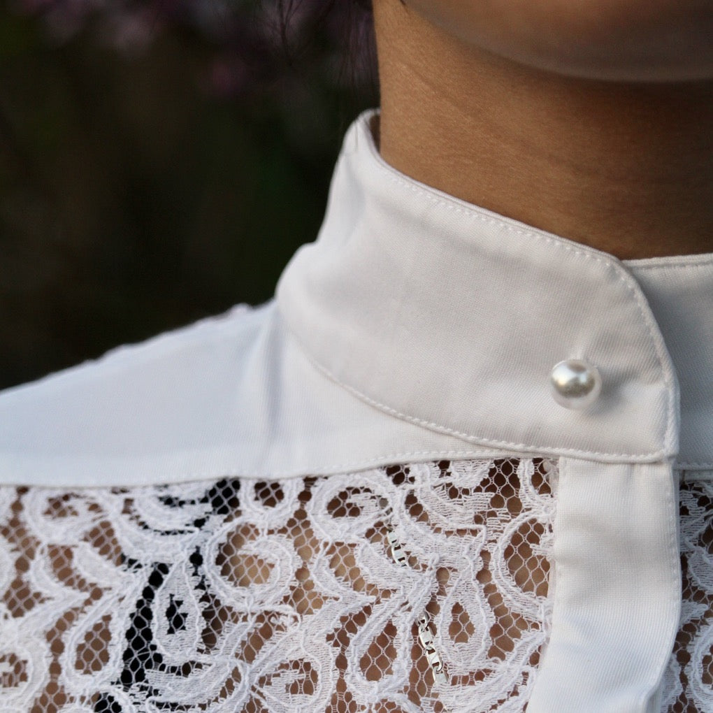 trniershirt-jessi-weiß-mit-perle-spitze-spitzendetails-weißesturniershirt-edles-turniershirt-turniershirt-damen-springstar-sps-equestrian-spooks-krämer-loesdau-kingsland