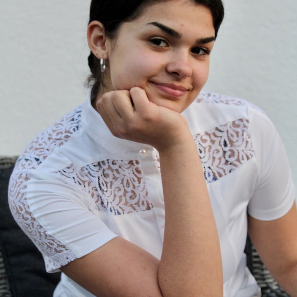 turniershirt-jessi-weiß-mit-perle-spitze-spitzendetails-weißesturniershirt-edles-turniershirt-turniershirt-damen-springstar-sps-equestrian-spooks-krämer-loesdau-kingsland-spitzenturniershirt