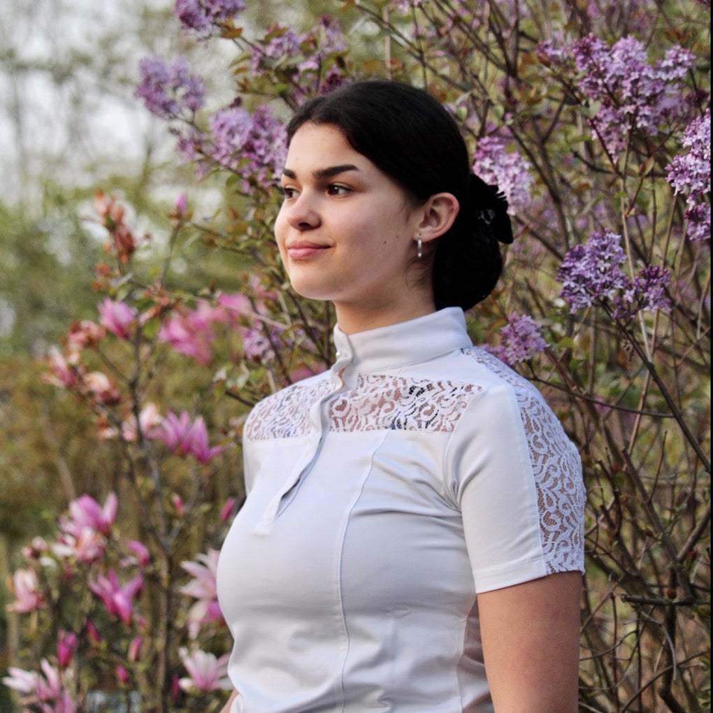 trniershirt-jessi-weiß-mit-perle-spitze-spitzendetails-weißesturniershirt-edles-turniershirt-turniershirt-damen-springstar-sps-equestrian-spooks-krämer-loesdau-kingsland