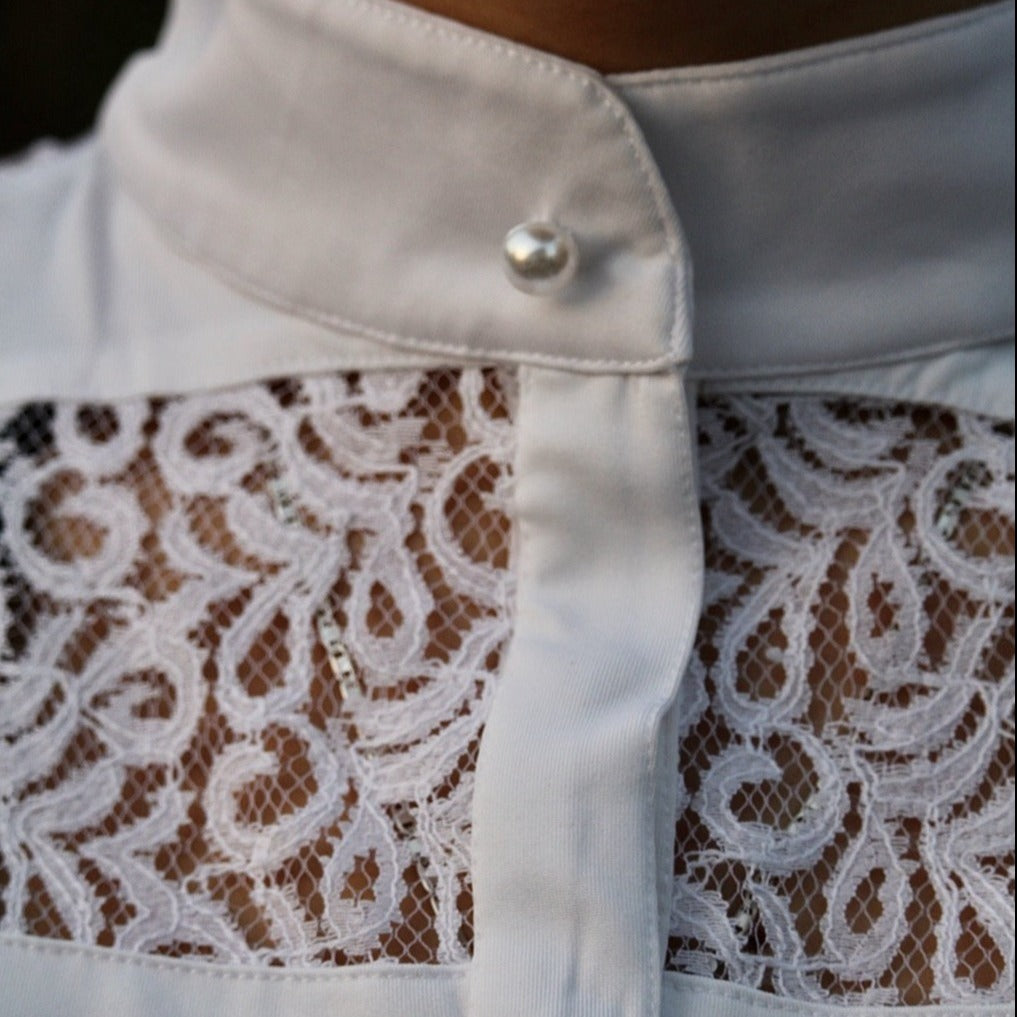 turniershirt-jessi-weiß-mit-perle-spitze-spitzendetails-weißesturniershirt-edles-turniershirt-turniershirt-damen-springstar-sps-equestrian-spooks-krämer-loesdau-kingsland-spitzenturniershirt