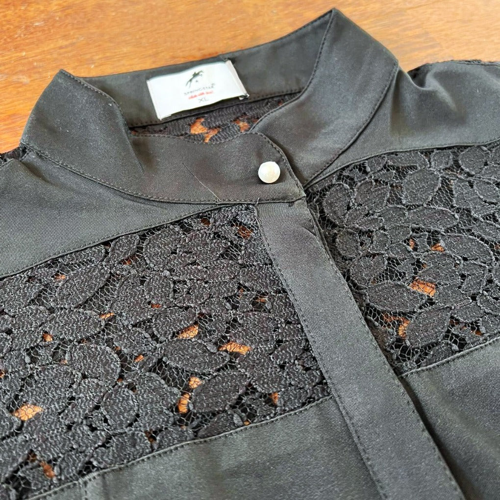 turniershirt-jessi-weiß-mit-perle-spitze-spitzendetails-weißesturniershirt-edles-turniershirt-turniershirt-damen-springstar-sps-equestrian-spooks-krämer-loesdau-kingsland-spitzenturniershirt