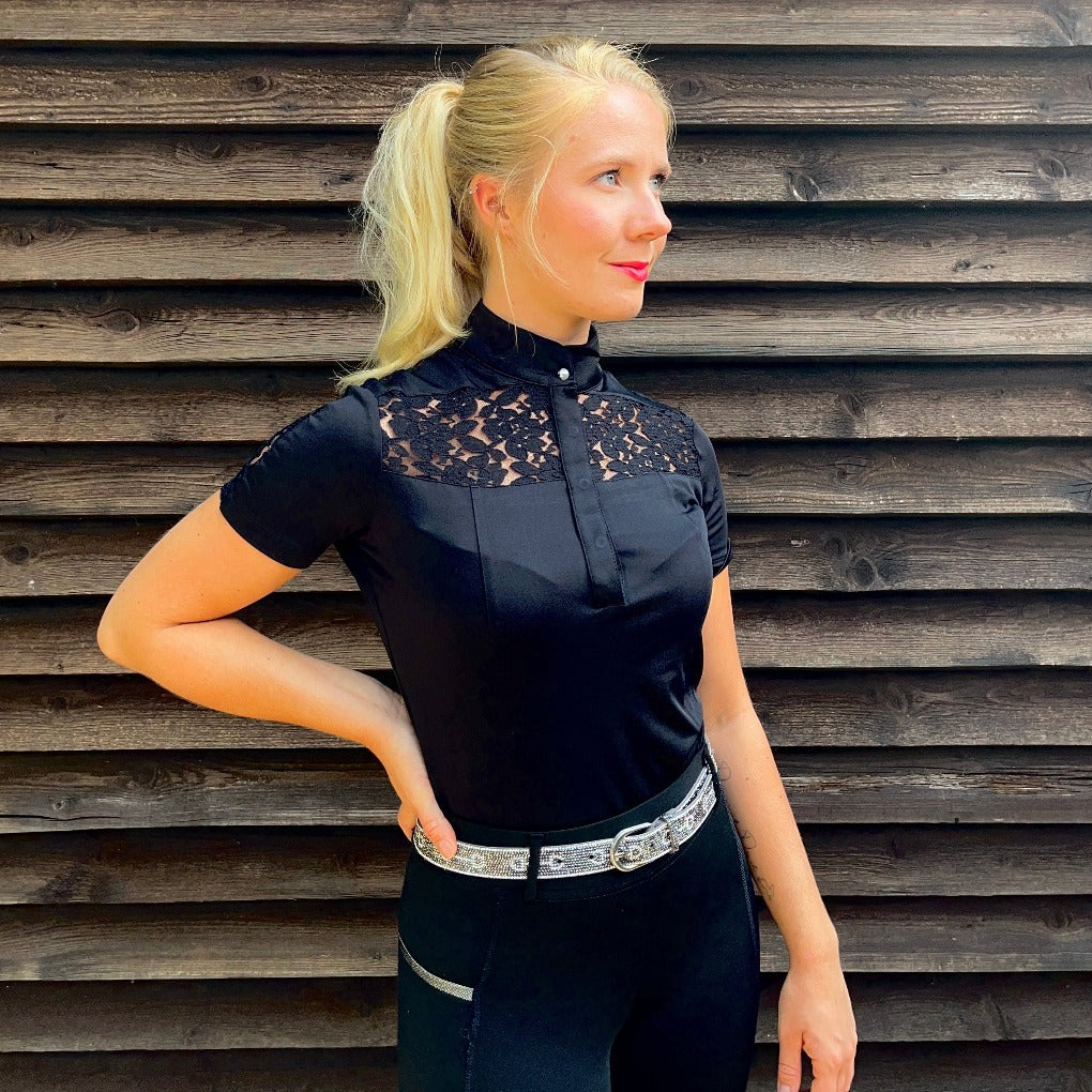 trniershirt-jessi-weiß-mit-perle-spitze-spitzendetails-weißesturniershirt-edles-turniershirt-turniershirt-damen-springstar-sps-equestrian-spooks-krämer-loesdau-kingsland