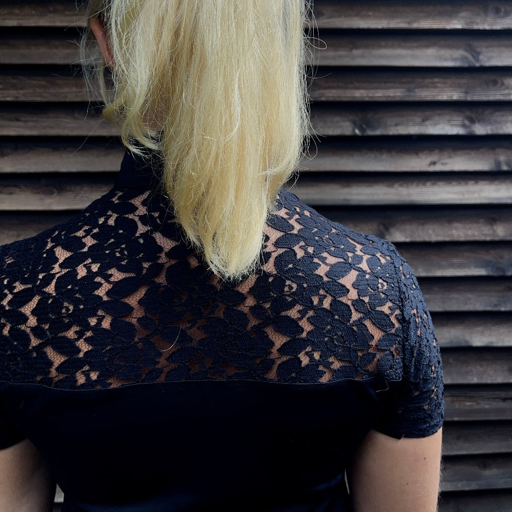 trniershirt-jessi-weiß-mit-perle-spitze-spitzendetails-weißesturniershirt-edles-turniershirt-turniershirt-damen-springstar-sps-equestrian-spooks-krämer-loesdau-kingsland