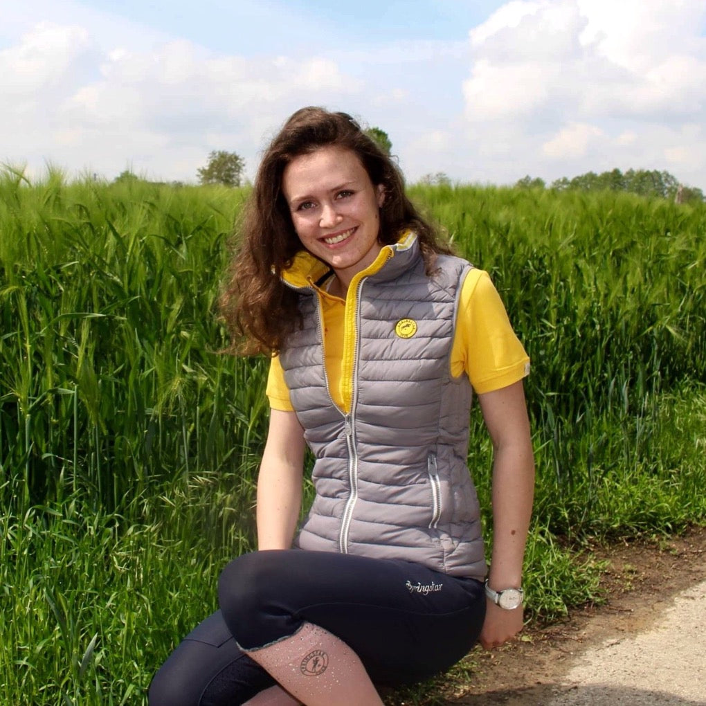 weste-rabea-grau-gelb-poloshirt-gina-gelb-steppweste-reiterweste-leichteweste-weste-reitstall-springstar-sps-spooks-weste-reitweste-loesdau-krämer-east-mayadelorez-modischeweste-trendweste-reiten