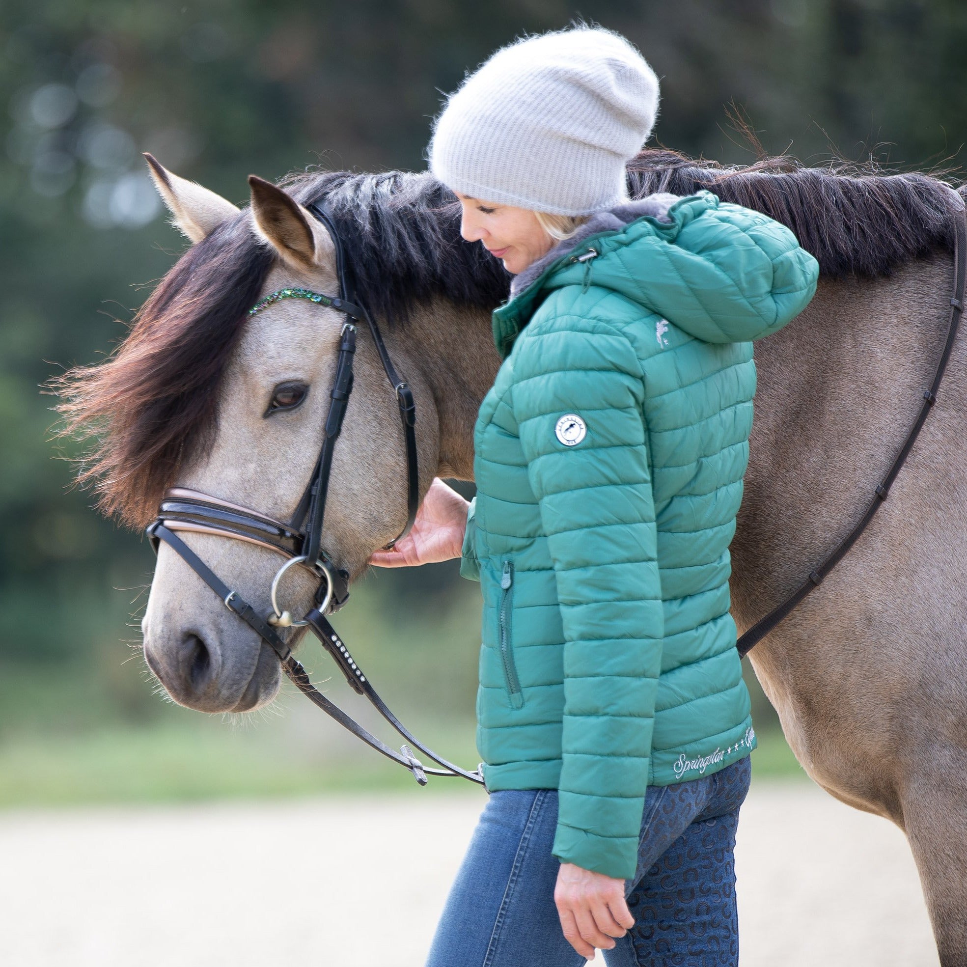 winterjacke-winterreitjacke-daria-perlgruen-gruen-beige-taupe-schwarz-springstar-teddyfleece-gefuttert-sps-dickerschal-kariert-rasija-softshellhose-miriam-spooks-ridersdeal-loesdau-sps-krämer-kingsland-equiva-riderschoice