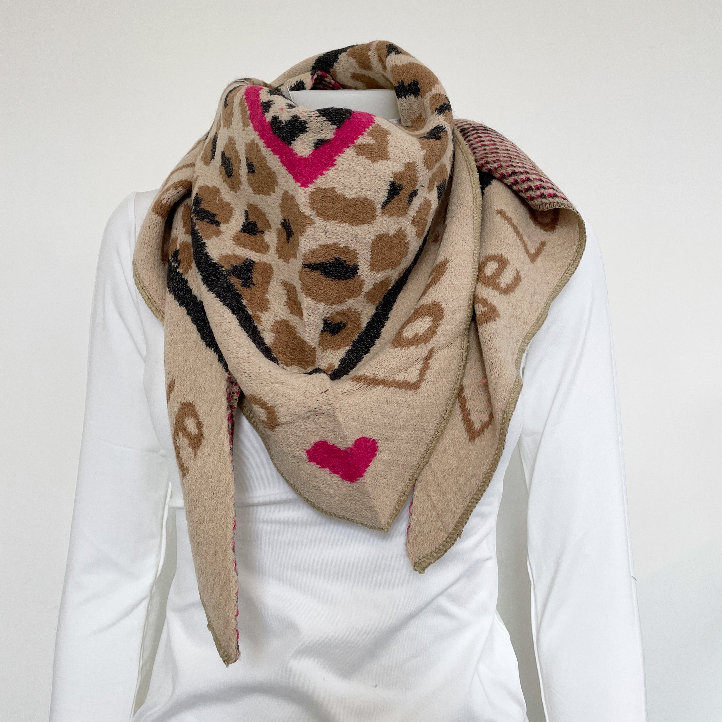 dreiecksschal-evelyn-loveislove-beige-pink-leoprint-herz
