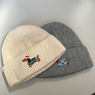 strickmütze damen beanie mit hundemotiv dackel mütze wintermütze hundestickerei grau creme 