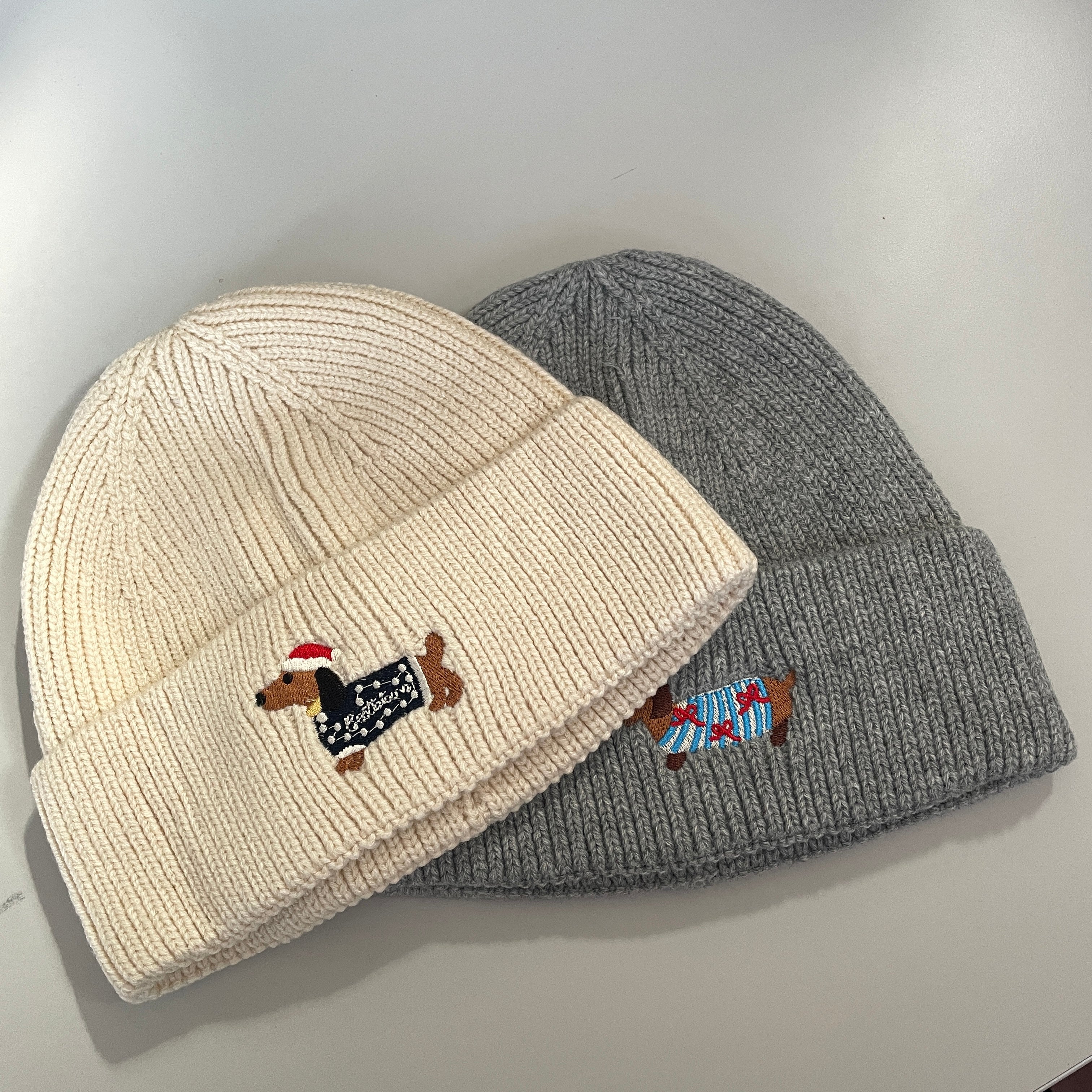 strickmütze damen beanie mit hundemotiv dackel mütze wintermütze hundestickerei grau creme 
